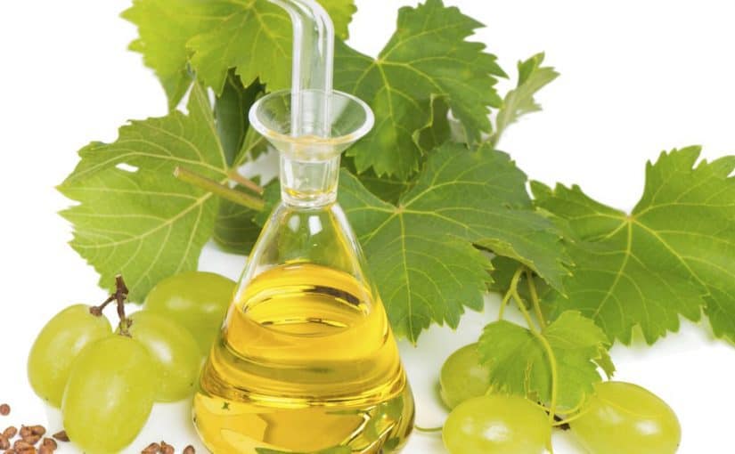 d983d98ad981d98ad8a9-d8a7d8b3d8aad8aed8afd8a7d985-d8b2d98ad8aa-d8a8d8b0d988d8b1-d8a7d984d8b9d986d8a8-d984d984d8a8d8b4d8b1d8a9-825x510-2 كيفية استخدام زيت بذور العنب للبشرة