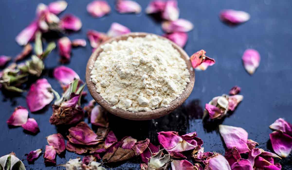 ماسك الطحين وماء الورد (أو الزبادي)