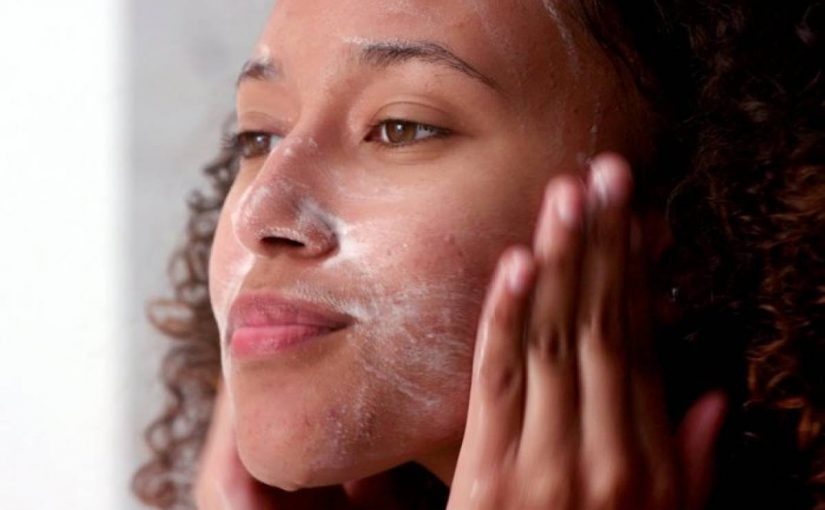 d985d8aad989-d98ad8acd8a8-d8b9d984d989-d8a7d984d981d8aad8a7d8a9-d8a7d984d8a7d987d8aad985d8a7d985-d8a8d8a8d8b4d8b1d8aad987d8a7-825x510-2 متى يجب على الفتاة الاهتمام ببشرتها