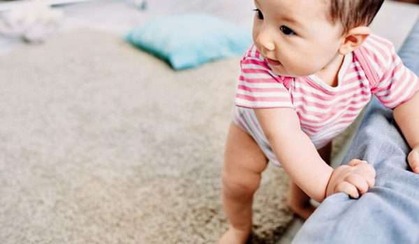 متى يحبو الرضيع