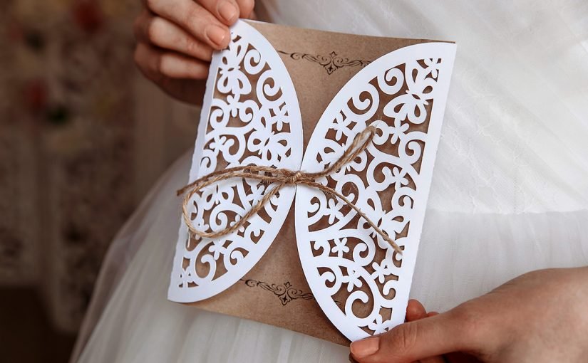 d985d8add984d8a7d8aa-d8a8d8b7d8a7d982d8a7d8aa-d8afd8b9d988d8a9-d8b2d981d8a7d981-d981d98a-d8a7d984d8b1d98ad8a7d8b6-825x510-2 محلات بطاقات دعوة زفاف في الرياض