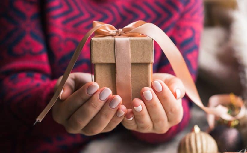 d985d8add984d8a7d8aa-d987d8afd8a7d98ad8a7-d981d98a-d8a7d8a8d988d8b8d8a8d98a-825x510-2 محلات هدايا في ابوظبي