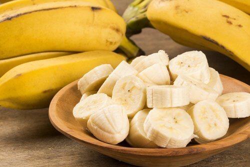طبق من الموز المقطع