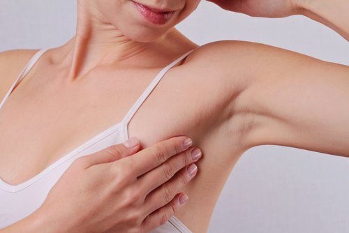 فتاة تتلمس منطقة تحت الإبطين