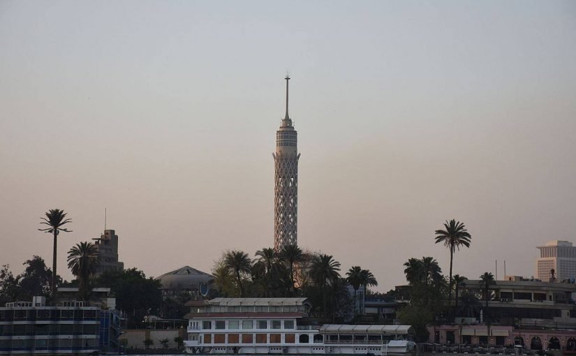 d987d984-d8a7d984d985d8b7d8b9d985-d8a7d984d985d8aad988d8a7d8acd8af-d8a3d8b9d984d989-d8a8d8b1d8ac-d8a7d984d982d8a7d987d8b1d8a9-d98ad8afd988d8b1-d981d8b9d984d8a7d98b-360-d8afd8b1d8acd8a9d89f-825x510-2 هل المطعم المتواجد أعلى برج القاهرة يدور فعلاً 360 درجة