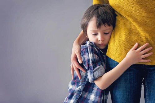 طفل يحتضن أمه