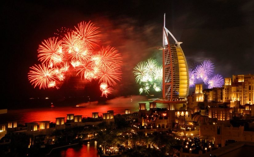 dpiuycuxcaixsdj-825x510-2 صور مذهلة للألعاب النارية في رأس السنة بدبي