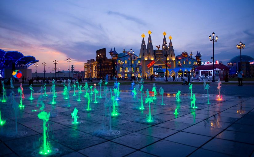 dxvnyreu0aatpec-825x510-2 كيفية الوصول إلى القرية العالمية بدبي بالمترو