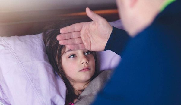 قياس درجة حرارة الطفل