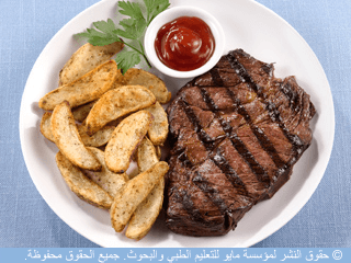 وجبة الستيك التي تقدم في المطعم وجبة الستيك التي تقدم في المطعم