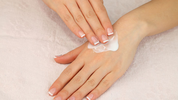 hand-2 طبابة نت - نصائح لمحاربة شيخوخة اليدين
