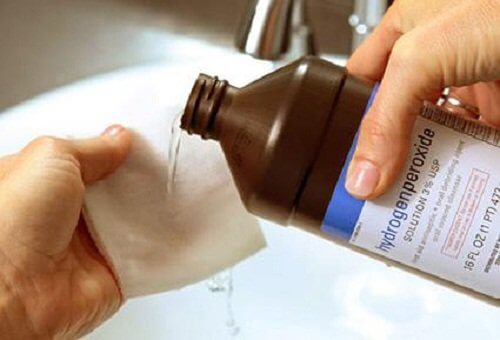 hydrogen-peroxide زجاجة تحتوي على بيروكسيد الهيدروجين لتنظيف الحوائط