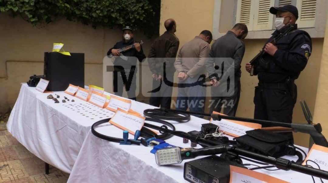 بالصور.. توقيف 3 أشخاص وضبط 48 قطعة نقدية أثرية ذهبية وفضية بتيارت