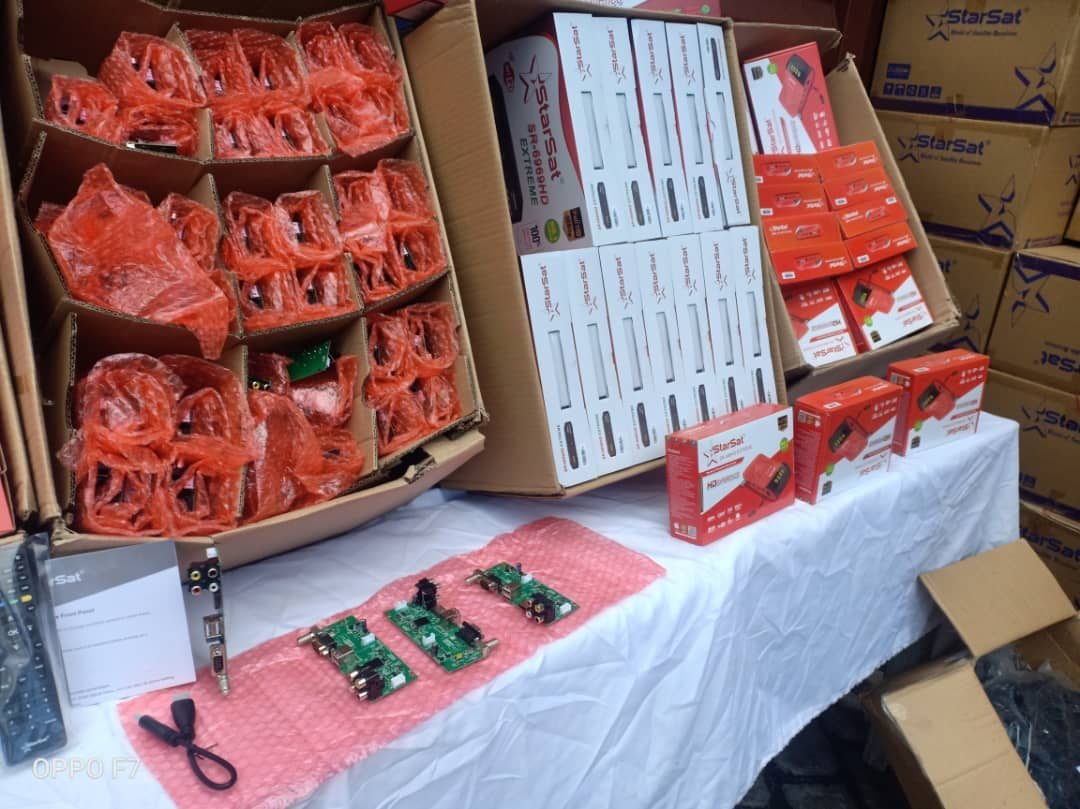 img-20200424-wa0001-1500x9999-c حجز 5 حاويات تحتوي على أزيد من 150 ألف جهاز استقبال بميناء عنابة