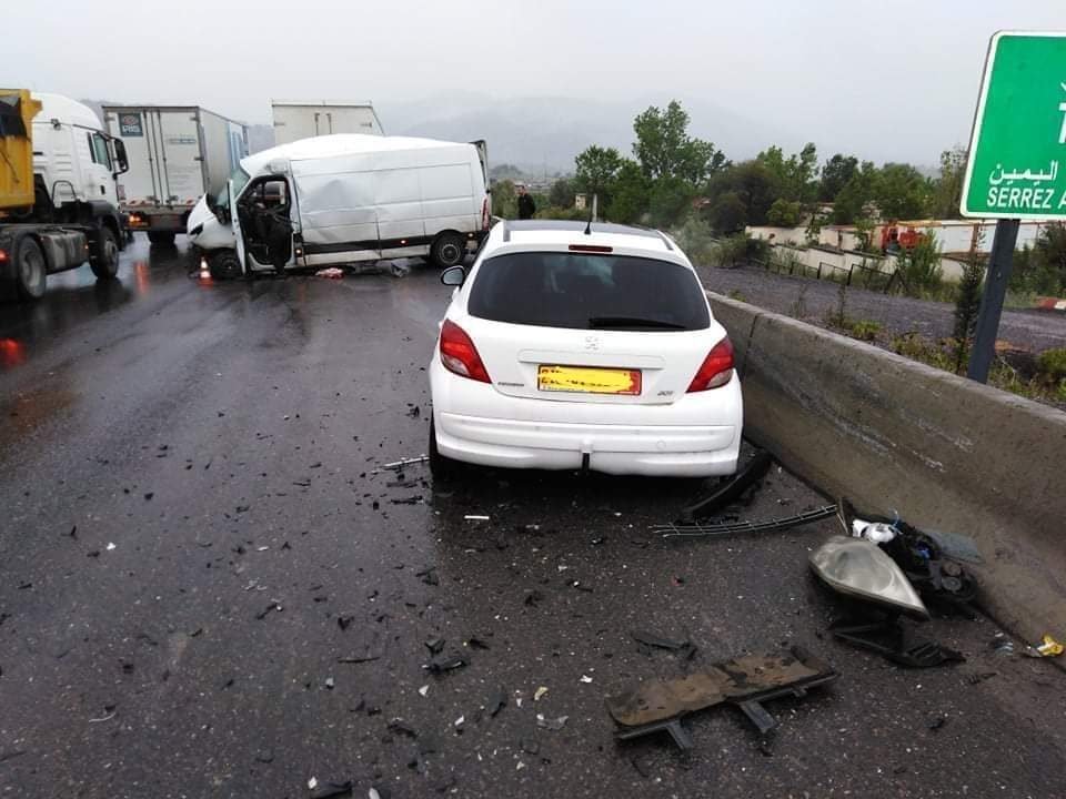 img-20200426-wa0013-1500x9999-c بالصور.. حادث مرور مميت بالطريق السيار “شرق _غرب” بالبويرة