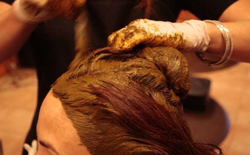 kak-smyt-hnu-s-kozhi-8-825x510-2 فوائد الحنا للشعر