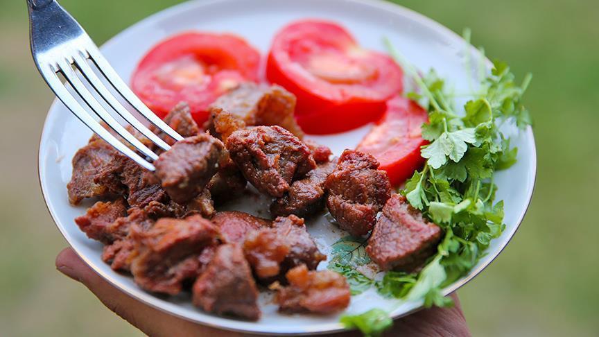 lahm-3 تقديم لحم خنزير للمشاركين في "مؤتمر الإسلام الألماني"