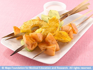 أسياخ الفواكه المخبوزة أسياخ الفواكه المخبوزة