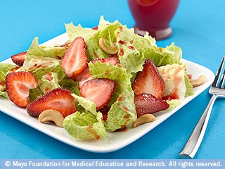 سلطة خس الرومين والتوت الأرضي سلطة خس الرومين والتوت الأرضي