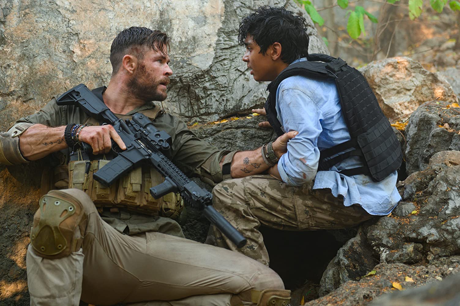 mv5bmtgzytiyzgqtnty2zs00nzc1ltg3odmtogvintq2zteynzcwxkeyxkfqcgdeqxvyodc3ndm5nde Chris Hemsworth and Rudhraksh Jaiswal in Extraction (2020)