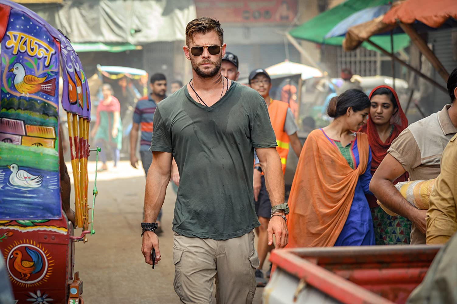 mv5bytk3zme0mdqtngmync00ztlmltgyodktmzqymge3ztblmmu5xkeyxkfqcgdeqxvyodc3ndm5nde Chris Hemsworth in Extraction (2020)
