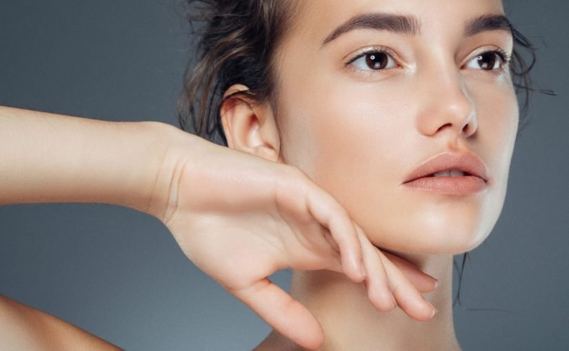 neck-whitening-825x510-2 خلطات طبيعية لتبيض الرقبة