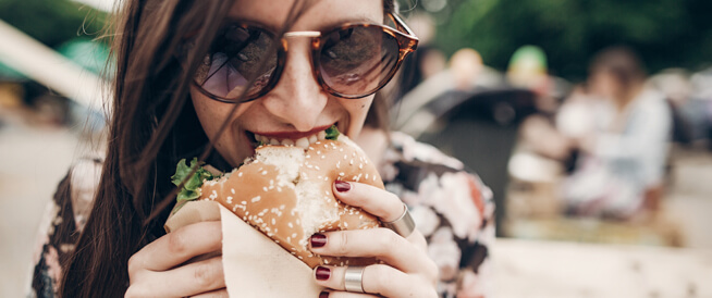 تناول الطعام بيدك يزيد من لذته تناول الطعام بيدك يزيد من لذته