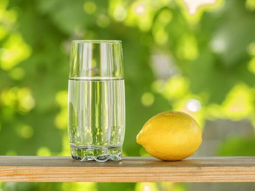 ليمونة وكوب من الماء