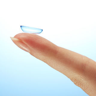 وضع العدسة على الاصبع وضع العدسة على الاصبع