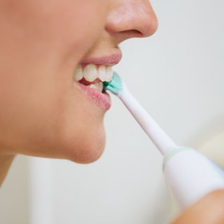 تنظيف الأسنان تنظيف الأسنان