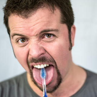 تنظيف اللسان تنظيف اللسان