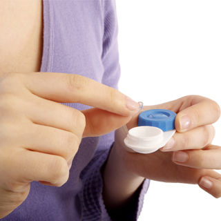 المعتقد الأول: وضع ونزع العدسات اللاصقة هو امر معقد وصعب للغاية المعتقد الأول: وضع ونزع العدسات اللاصقة هو امر معقد وصعب للغاية