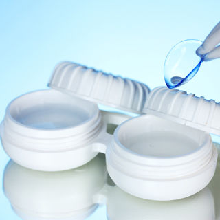 المعتقد الثالث: العدسات اللاصقة تسبب مشاكل في العين المعتقد الثالث: العدسات اللاصقة تسبب مشاكل في العين