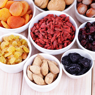 تناول الفواكه المجففة تناول الفواكه المجففة
