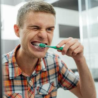 فرك الأسنان بطريقة خاطئة فرك الأسنان بطريقة خاطئة