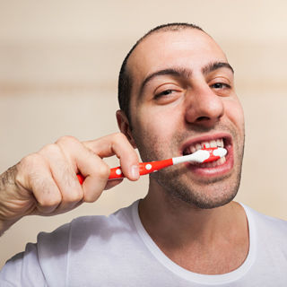 تنظيف الأسنان تنظيف الأسنان