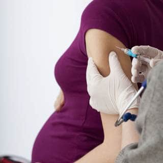 هل يمكن للنساء الحوامل تلقي اللقاح؟ هل يمكن للنساء الحوامل تلقي اللقاح؟