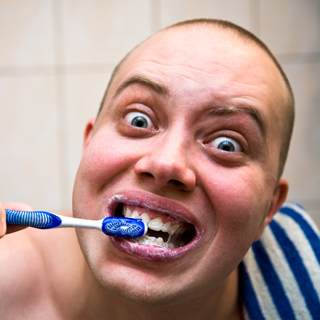 فرك الأسنان بقوة فرك الأسنان بقوة