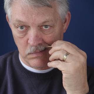 تأنى في استخدام عود الأسنان تأنى في استخدام عود الأسنان