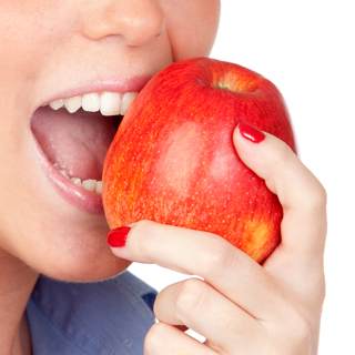 أطعمة تلطخ الأسنان أطعمة تلطخ الأسنان