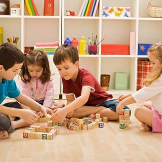 قومي بدعوة اصدقائه قومي بدعوة اصدقائه