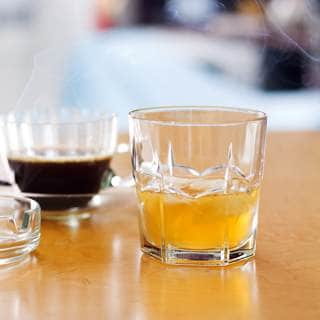 تجنب الكافيين والكحول تجنب الكافيين والكحول