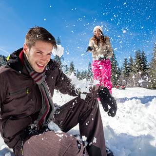 اللعب بالثلج اللعب بالثلج