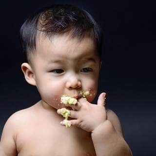 الأكل بيديه الأكل بيديه