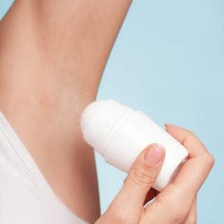 استخدام مزيلات العرق والعطور استخدام مزيلات العرق والعطور