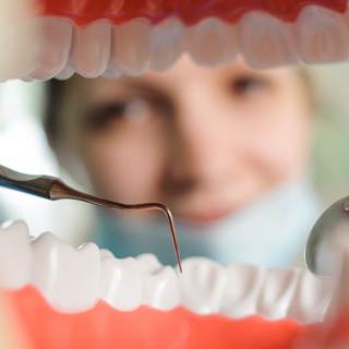 العناية بالأسنان العناية بالأسنان