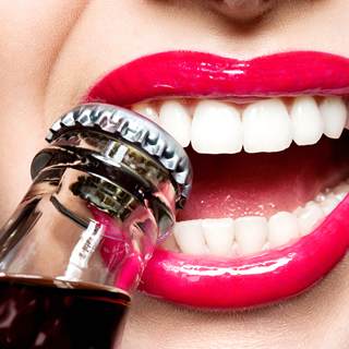 فتح الزجاجة بالاسنان فتح الزجاجة بالاسنان