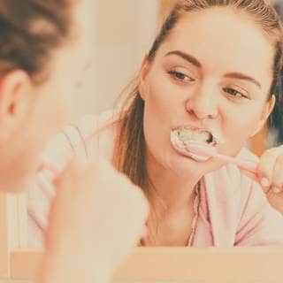 فرك الأسنان بقوة فرك الأسنان بقوة