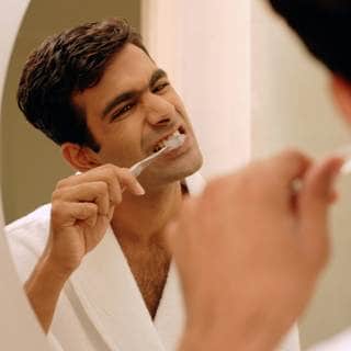 تجنب الإفراط في فرك الأسنان تجنب الإفراط في فرك الأسنان