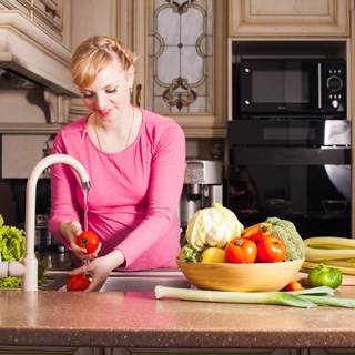 غسل الفواكه والخضار قبل الأكل فقط غسل الفواكه والخضار قبل الأكل فقط